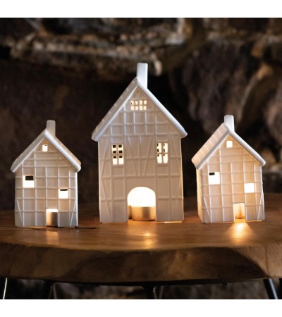 Порцеланова светеща къщичка, Малка полудървена фасада
